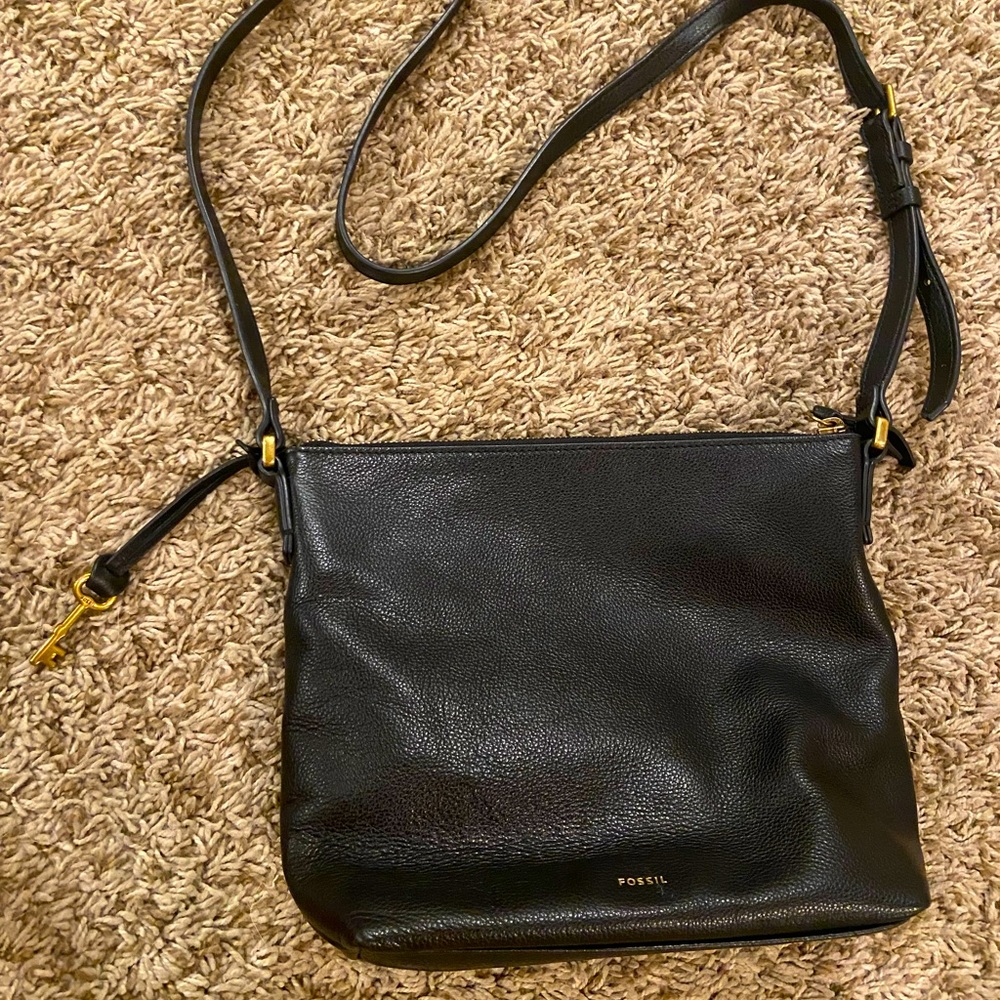 Fossil Black Crossbody Bag. Adjustable strap 3 pockets skeleton key charm